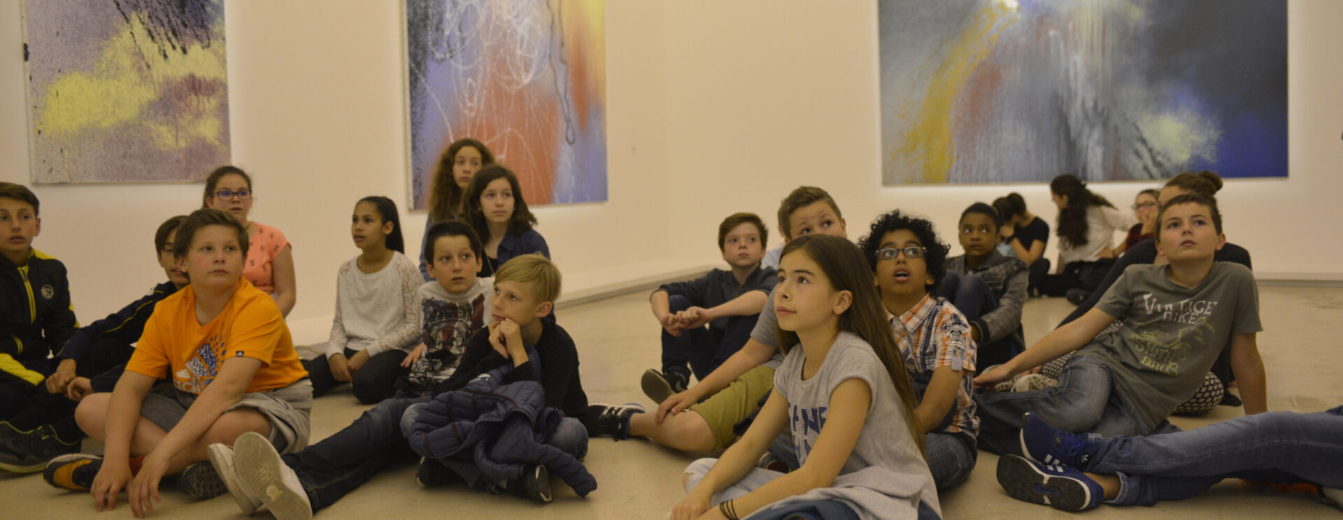 Visite de l'exposition Hans Hartung aux Penitents noirs par une classe de 6eme