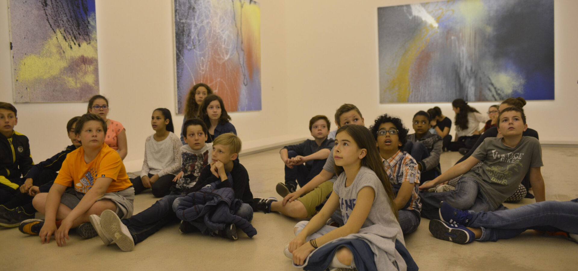 Visite de l'exposition Hans Hartung aux Penitents noirs par une classe de 6eme