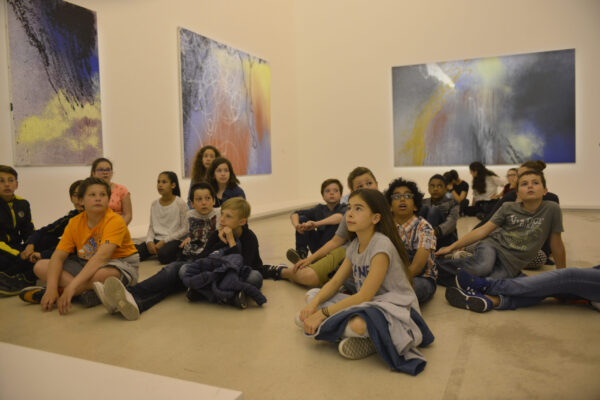 Visite de l'exposition Hans Hartung aux Penitents noirs par une classe de 6eme