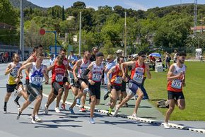 Coureurs sur la piste d'athlétisme du stade De Lattre de Tassigny à Aubagne.