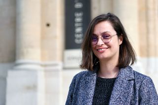 L'artiste Niloufar Basiri devant le centre d'art Les Pénitents Noirs - Agrandir l'image, .JPG 683 Ko (fenêtre modale)